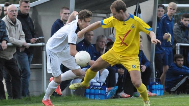 Umkämpft: Der TSV Ganderkesee um Collin Carmesin (links) gewann das Pokalspiel gegen den SV Atlas mit Philip Stephan. 