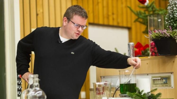 Bei der öffentliche Weihnachtsvorlesung des Instituts für Chemie experimentierte Juniorprofessor Dr. Marco Beeken rund um Weihnachten. 