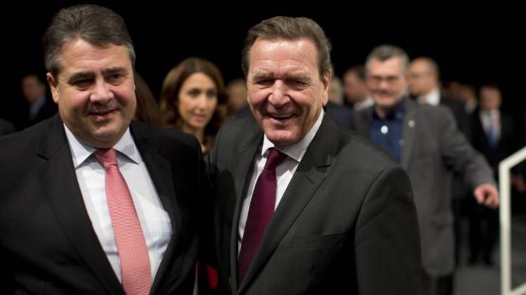 Geste der Versöhnung: SPD-Chef Sigmar Gabriel umarmt Altkanzler Gerhard Schröder, der sich für ihn stark macht. 
