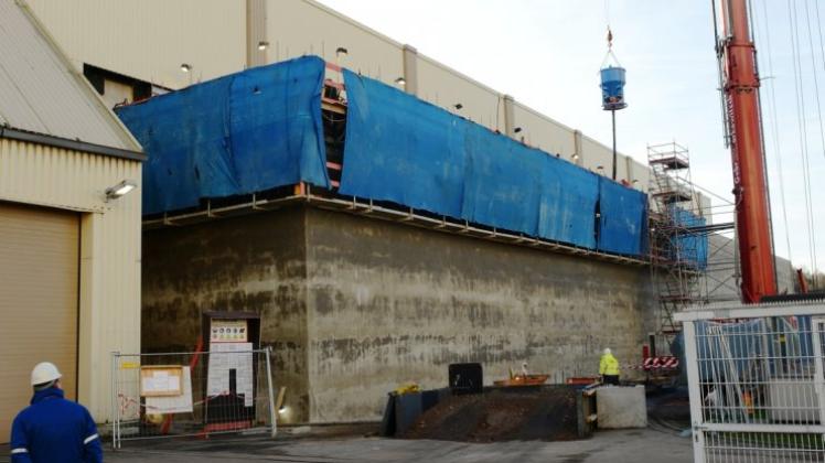 An der Längsseite des Zwischenlagers auf dem Gelände des Kernkraftwerkes Emsland entsteht eine 80 Meter lange Stahlbetonwand. Fotos: Thomas Pertz