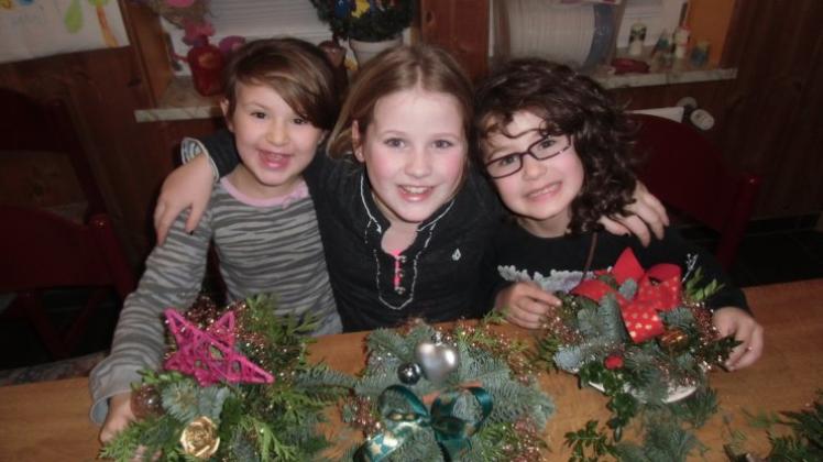 Drei Adventsengel für den Weihnachtsmann: Mit ihren Adventsgestecken locken Junessa Hart, Hanna Ruppert und Hanna Lampen (v. l.) auch den Weihnachtsmann zu sich nach Hause. 