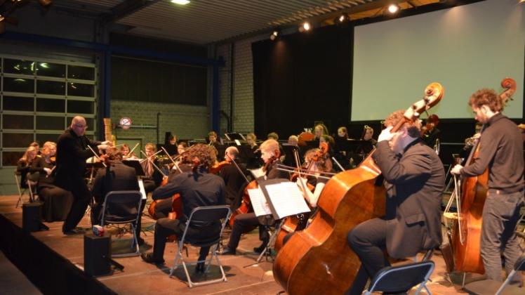 Orchestermusik auf hohem Niveau: Christopher Wasmuth (links) dirigiert die Junge Philharmonie Osnabrück. 