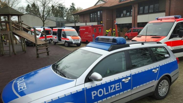 Vermutlich Reizgas hat am Dienstagmorgen für einen Großeinsatz an einer Grund- und Oberschule in Lindern gesorgt. 27 Kinder mussten in eine Klinik eingeliefert worden. 
