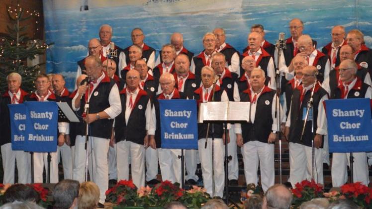 Traditionelle vorweihnachtliche Gäste in der Gutsscheune Varrel sind die Sänger des Shanty-Chors Brinkum. 