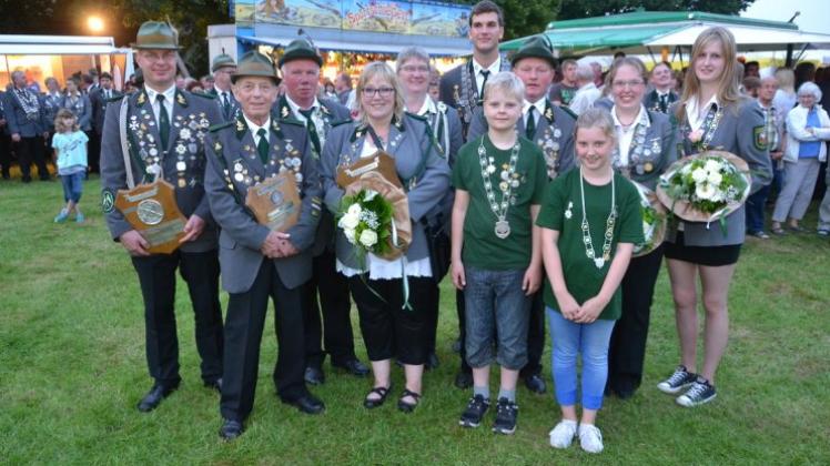 Schützenschnüre, Tafeln, Plaketten, Ketten, Pokale und auch Blumensträuße. Zahlreiche Auszeichnungen gab es gestern Abend für das große Königshaus des SV Bergedorf beim Schützenfest 2015. 