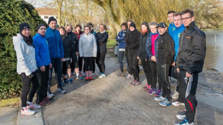 Lauftreff mit Dieter Meyer (3. von links) als Vorbereitung: Am Montag trainierte eine Laufgruppe auf Initiative von LC 93 und dk erstmals in den Graftanlagen. Das nächste Mal trifft sie sich – wegen der Osterfeiertage – erst am Mittwoch, 8. April, um 18.30 Uhr. Ansonsten bleibt es beim montäglichen gemeinsamen Training, das allen Interessierten offensteht. Lauftreff mit Dieter Meyer (3. von links) als Vorbereitung: Am Montag trainierte eine Laufgruppe auf Initiative von LC 93 und dk erstmals in den Graftanlagen. Das nächste Mal trifft sie sich – wegen der Osterfeiertage – erst am Mittwoch, 8. April, um 18.30 Uhr. Ansonsten bleibt es beim montäglichen gemeinsamen Training, das allen Interessierten offensteht.