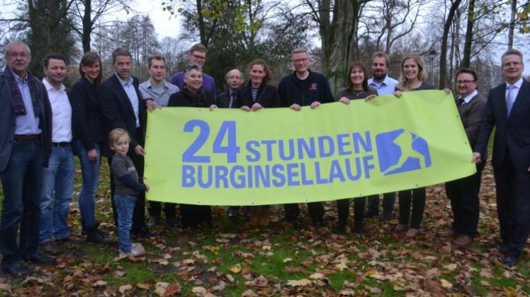 GiK-Vorsitzender Dr. Hans Böhmann (links) dankte am Montag den Sponsoren des 24-Stunden-Burginsellaufs. 