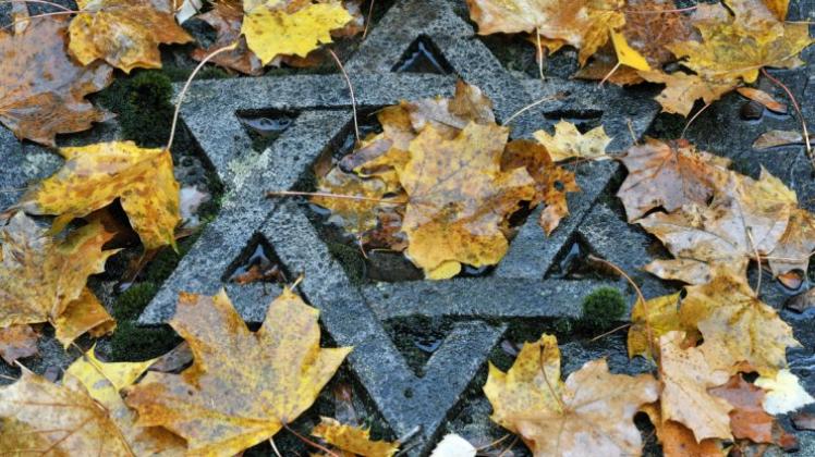 Der Davidstern auf einem jüdischen Grab. Am 9. November wird in Delmenhorst der Opfer der Novemberpogrome gedacht. Symbolfoto: dpa