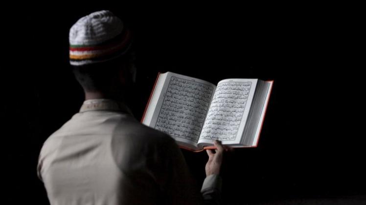 Ein Mann liest den Koran. 
