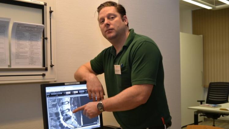 Dr. Jan Spiller, Leitender Arzt Departement Wirbelsäulenchirurgie in der Fachklinik Stenum, zeigt auf einer Röntgenaufnahme eine fehlerhafte Prothese. 