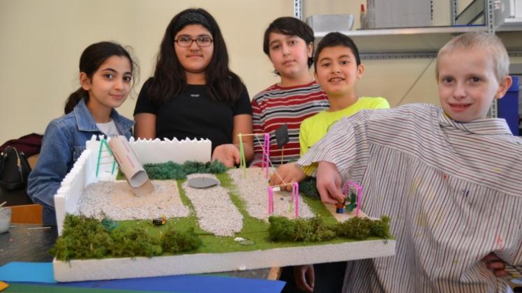 Esma, Vahide, Alper, Gazi und Aaron (von links) gehören zu den Kindern, die im Projekt „Mein Wollepark“ Wünsche für die Zukunft gestaltet haben.
