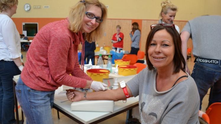 Claudia Mierke (rechts) wollte ebenfalls helfen, ließ sich von Arzthelferin Kerstin Berendt fünf Milliliter Blut abnehmen. Fotos (2): Britta Buntemeyer