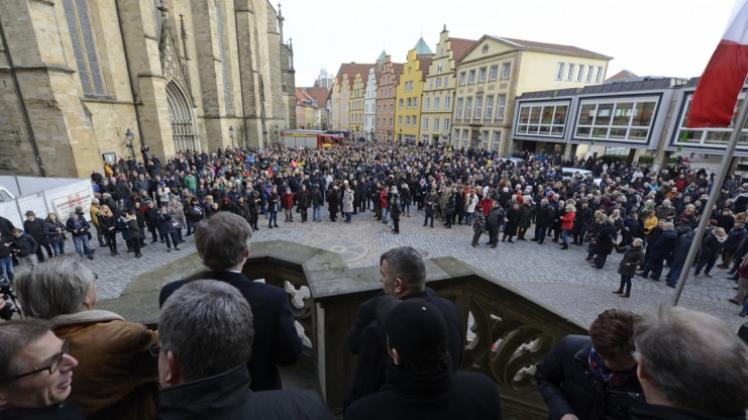 Osnabrück gedenkt der Opfer von Paris: Schweigen auf dem Marktplatz. 