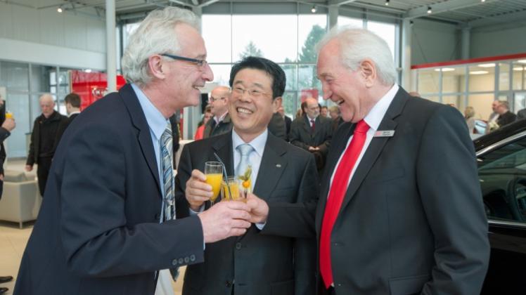 Launige Eröffnungsfeier mit geladenen Gästen: von links Oberbürgermeister Axel Jahnz, Kia-Deutschland-Chef Jin-Ha Kim und Unternehmer Manfred Engelbart. Launige Eröffnungsfeier mit geladenen Gästen: von links Oberbürgermeister Axel Jahnz, Kia-Deutschland-Chef Jin-Ha Kim und Unternehmer Manfred Engelbart.