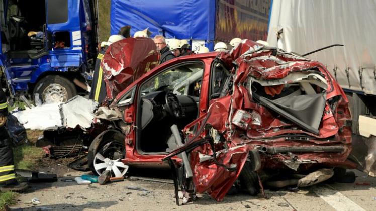 Nach einem schweren Unfall ist die A1 bei Wildeshausen voll gesperrt worden Mindestens drei Personen starben. 