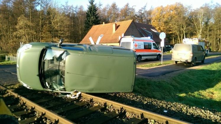 Ein Unfallwagen lag nach dem Zusammenstoß auf den Gleisen der Eisenbahnstrecke Meppen - Essen in Oldenburg. 