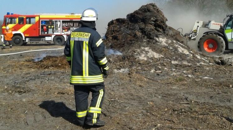 Es brennt wieder: Reste des Osterfeuers am Neuen Weg in Hudes-Ortsteil Nordenholz sind erneut aufgeflammt. 