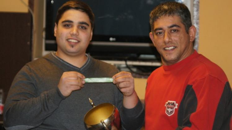 Losten die Vorrundengruppen für das Turnier um den Mustafa-Tütüncü-Cup aus: Akif Tütüncü (links) und Ali Yalcin. 
