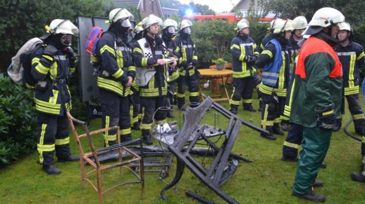 Viele Helfer vor verkohltem Mobiliar beim Wohnhausbrand am Schäfersweg in Bookholzberg: Eine Terrassenüberdachung brennt am Sonntag, 30. August 2015. 