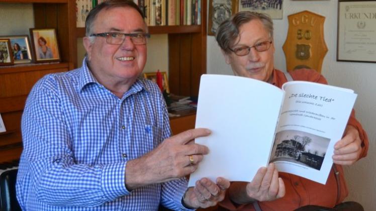 Werner Lüdeke (links) und Hermann Speckmann haben für „De slechte Tied“ Heimatgeschichte erforscht und zu Papier gebracht. Jetzt bringen sie rechtzeitig vor Weihnachten eine Neuauflage auf den Markt. 
