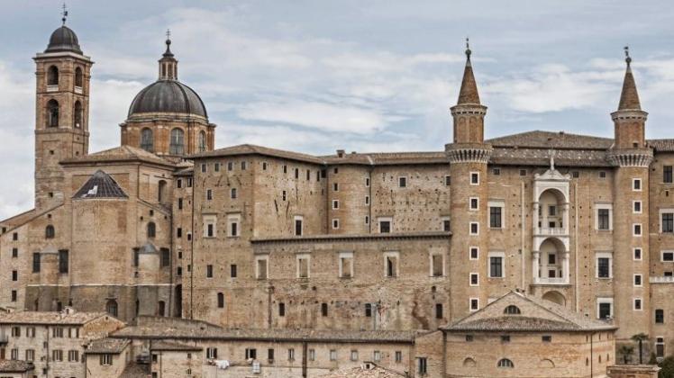 Hier wurde das Hofleben der Renaissance erfunden: Der Herzogspalast von Urbino ist mehr als ein Gebäude. Als Stadt in der Stadt dominiert er den italienischen Ort. 