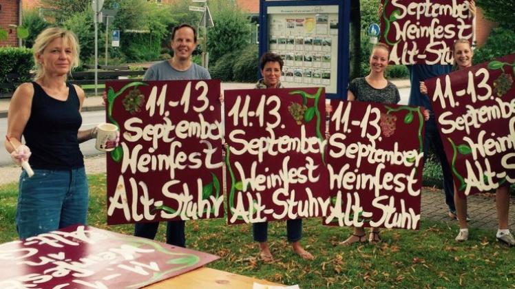 Das Weinfest in Alt-Stuhr rückt näher: Gisela Hechler (von links), Volker Twachtmann, Regina Koch, Katrin Orlowski, Torben Schierenbeck (verdeckt) und Lisa Hechler malen die Schilder. 