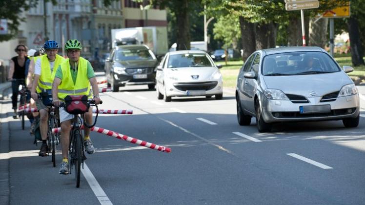 Um Verkehrsteilnehmer auf den Abstand zu Fahrradfahrern aufmerksam zu machen, luden der ADFC Osnabrück und Pro Rad zu einer Fahrt ein. 