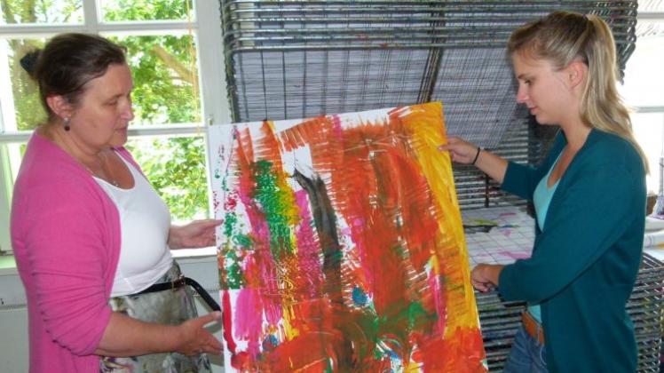 Die Kunsttherapeutinnen Elke Schürhaus (links) und Natalie Heinen sind davon überzeugt, dass künstlerische Betätigung den seelischen Heilungsprozess voranbringen kann. 