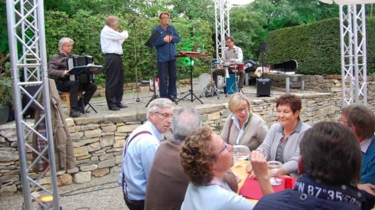 Die Osnabrücker Band „Draußen nur Kännchen“ unterhielt ihr Publikum am Samstag bei den Ruller Wein- und Musiktagen. 
