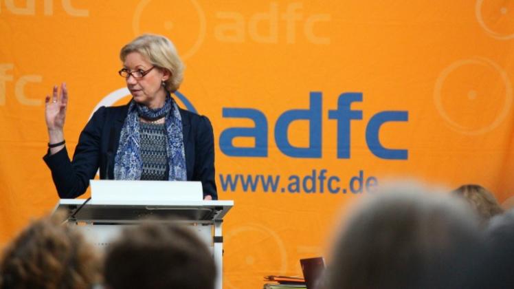 Fahrradfreundliche Kommune: Dr.Solveigh Janssen vom AGFK Niedersachsen sprach in der Delmenhorster Markthalle darüber, wie sich Städte und Gemeinden als fahrradfreundlich profilieren können. FOTO: F. Grabbe Fahrradfreundliche Kommune: Dr.Solveigh Janssen vom AGFK Niedersachsen sprach in der Delmenhorster Markthalle darüber, wie sich Städte und Gemeinden als fahrradfreundlich profilieren können. FOTO: F. Grabbe