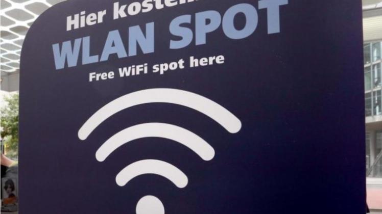 Ein Schild weist einen kostenlosen WLAN Spot am Potsdamer Platz in Berlin aus. 