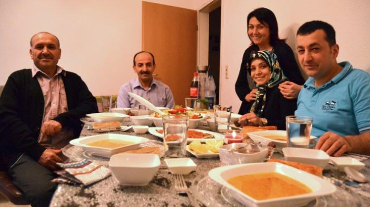 Gemeinsames Essen nach Sonnenuntergang: Ismet Ayik, Yusuf Alıç, Meltem Ayik, Funda Sari-Reis und Rauf Sari-Reis sprechen beim Fastenbrechen über ihre Wahrnehmung des Ramadans. 