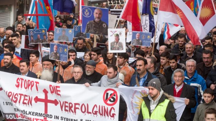 Etwa 600 Teilnehmer demonstrierten am Samstag in Delmenhorst gegen die Christenverfolgung und den Völkermord im Nahen Osten. Sie forderten ein Ende des Terrors und die Einrichtung einer UN-Schutzzone.

            

              
               