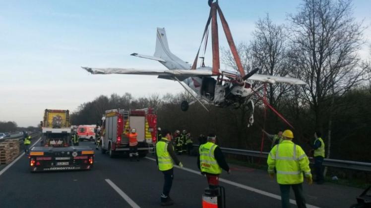 Das bei Hatten verunglückte Flugzeug ist am Sonntagabend von einem Autokran auf einen Tieflader gehoben worden. Die Bundesstelle in Braunschweig versucht, am Wrack die Unfallursache zu ermitteln. 
