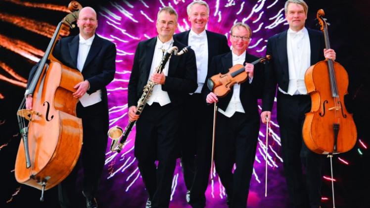 Treten am 9. Januar 2016 bei Backenköhler in Stenum auf: die fünf Männer des Bremer Kaffeehaus-Orchesters. Treten am 9. Januar 2016 bei Backenköhler in Stenum auf: die fünf Männer des Bremer Kaffeehaus-Orchesters.