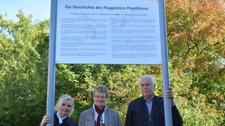 Ursula Kottebernds (Heimatverein Messingen) (v.l.), Maria Bunge (Heimatverein Lünne) und Antonius Schumacher (Heimatverein Bramsche) haben sich zusammen für die Info- und Gedenktafel eingesetzt. 