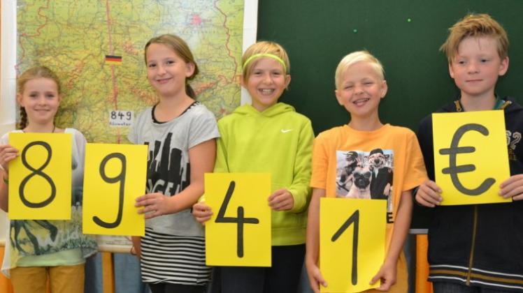 Die Bookholzberger Grundschüler Jara, Hannah, Sophie, Ben und Leik freuen sich über 8941 Euro, die beim Sponsorenlauf zusammengekommen sind. 200 Kinder legten 849 Kilometer zurück.