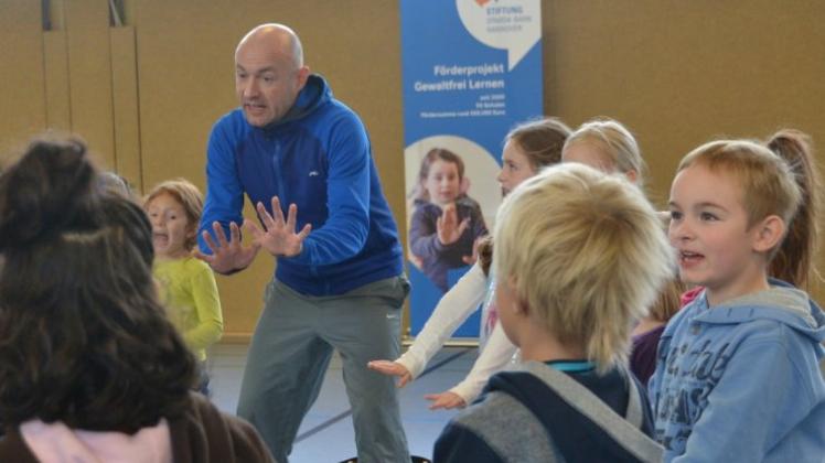 Stopp!: Trainer Oliver Henneke übt in der Turnhalle der Grundschule mit den Kindern das Setzen von Grenzen. Denn auch das Neinsagen gehört zum gewaltfreien Lernen. 