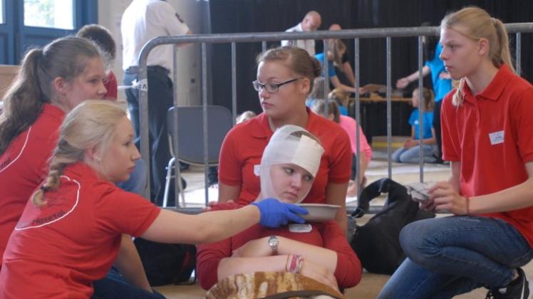 Die Versorgung eines Verletzten während eines Freizeitunfalles simulierten die Schulsänitäterinnen.

            
