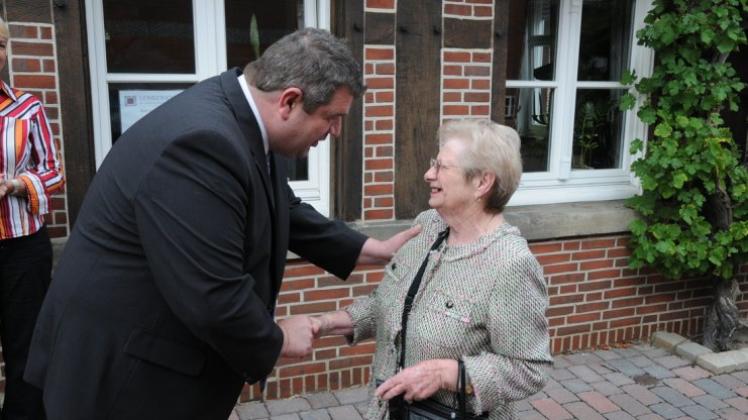 Bei ihrem letzten Besuch 2013 wurde  Hella Weiss von Bürgermeister Gerd Wübbe begrüßt. Archivfoto: Burkhard Müller