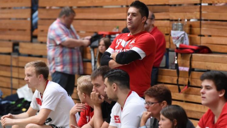 Musste mit seinem Team eine Auswärtsniederlage hinnehmen: Andre Haake, Spielertrainer des Handball-Oberligisten HSG Delmenhorst (Mitte). 