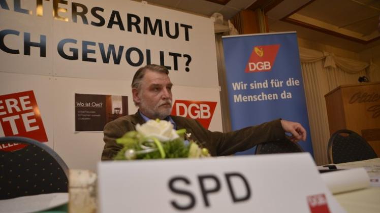 Allein auf dem Podium: Axel Brammer (SPD). 