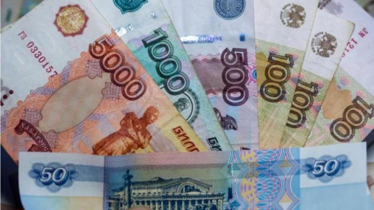 Zum Dollar hat die russische Währung im Laufe des Jahres etwa 30 Prozent an Wert verloren, auch wenn sie zwischenzeitlich kräftiger dastand. 