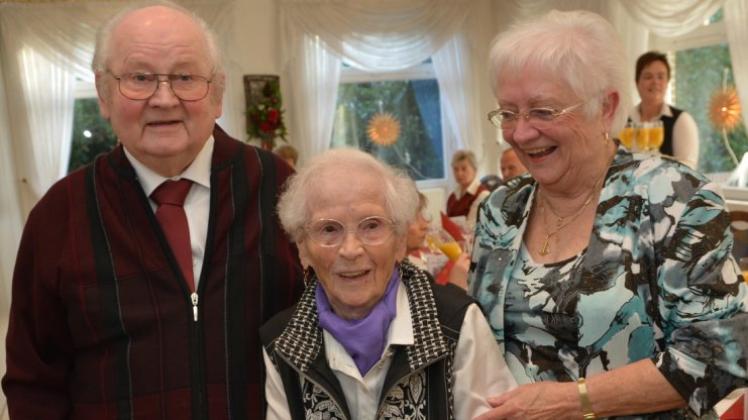 Eingerahmt von den Kindern Hans-Joachim Hampel und Dorothee „Dorle“ Biermann: Johanna Hampel feierte ihren 100. Geburtstag im Lokal „Zur Eiche“ in Schlutter. 