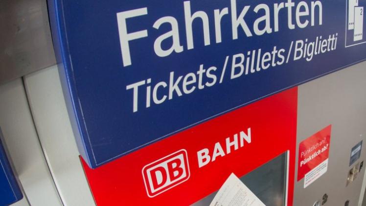 Am Bahnhof in Schierbrok haben unbekannte Täter einen Bahnkartenautomat beschädigt. Symbolfoto: dpa