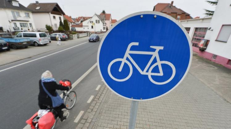 1. Radfahrer müssen Radwege grundsätzlich benutzen: Falsch! Die Radwegepflicht gilt nur, wenn das entsprechende blaue Schild mit dem Fahrrad darauf vorhanden ist. In allen anderen Fällen gilt: Radfahrer dürfen auf der Straße fahren, selbst wenn es einen Radweg gibt. 