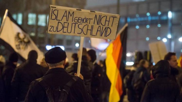 „Antimuslimischer Rassismus und Islamfeindlichkeit in Deutschland und Europa“ ist Thema einer internationalen Tagung vom 14. bis 16. Januar 2016 in Osnabrück. Das Bild wurde Anfang 2015 auf einer Pegida-Demo in Berlin aufgenommen. 