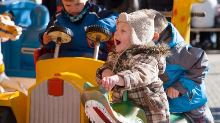Spaß im Kinderkarussell: Auch solche Fahrgeschäfte sind am verkaufsoffenen Sonntag in der Stadt zu finden. Spaß im Kinderkarussell: Auch solche Fahrgeschäfte sind am verkaufsoffenen Sonntag in der Stadt zu finden.