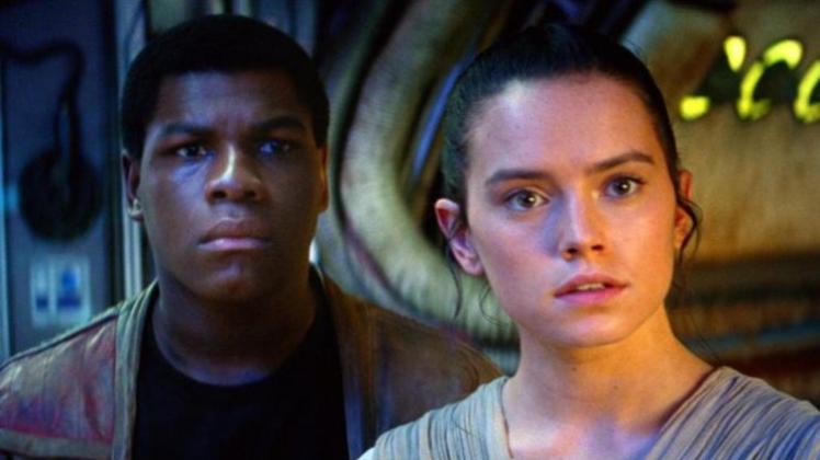 Daisy Ridley als Rey (r) und John Boyega als Finn (l) in einer Szene des Kinofilms „Star Wars: Das Erwachen der Macht“. Foto: Lucasfilm/Walt Disney
