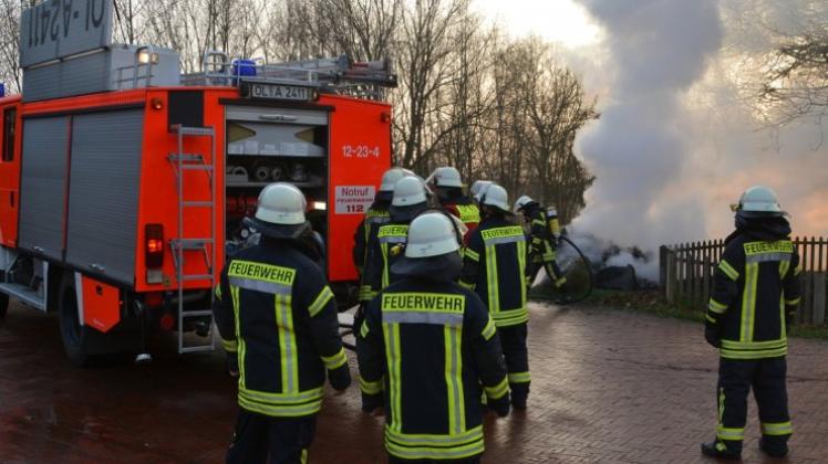 Aus noch ungeklärter Ursache ist am Dienstag kurz nach 15 Uhr gegenüber dem Gasthof Witte ein Kunststoffcontainer in Brand geraten. 